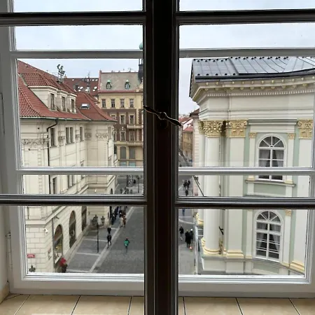 By Old Town Square Πράγα
